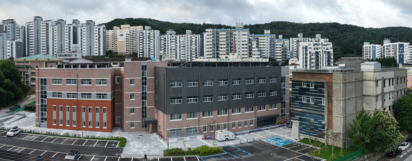 웅비하라. 세계는 부른다.