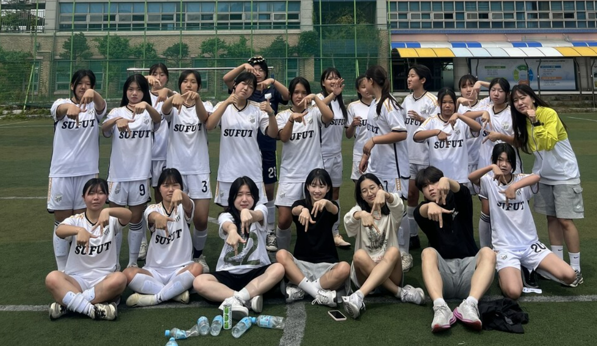 [수주중]운동장 앞 주저하는 여학생들 안으로 이끈 '원더티처' 선생님들<수주중 교사 체육 김윤희 선생님 관련 기사>_001 사진