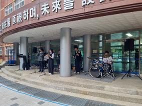 박수 가득한 가을날의 버스킹